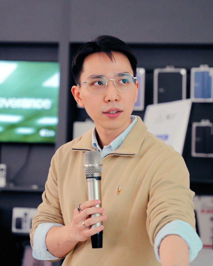 Nam Anh thuyết trình tại một buổi chia sẻ